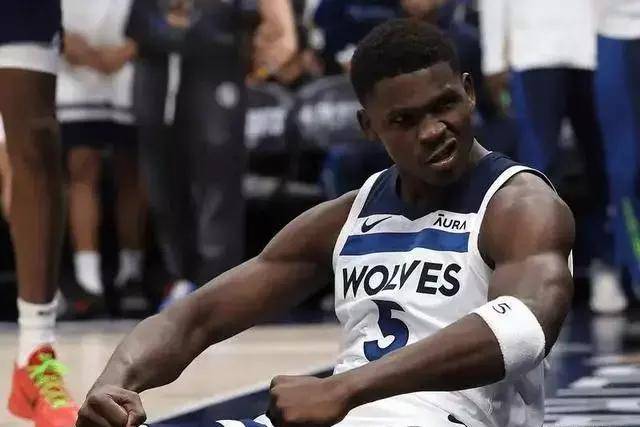 周琦扭伤膝盖痛苦倒地 被担架抬出球场