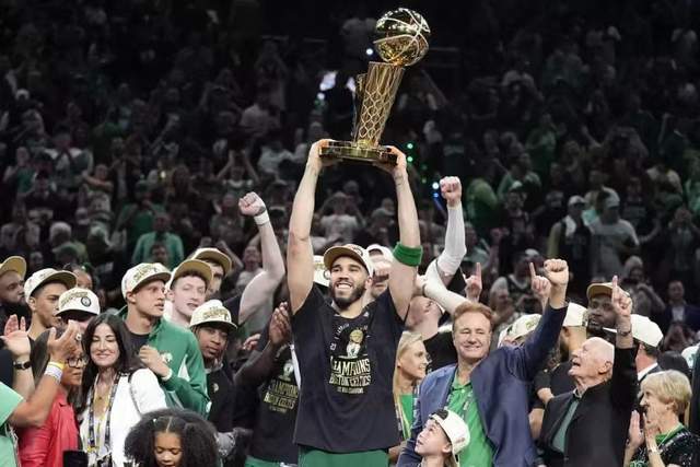 维尼修斯庆祝当选年度最佳球员 把World拼成word